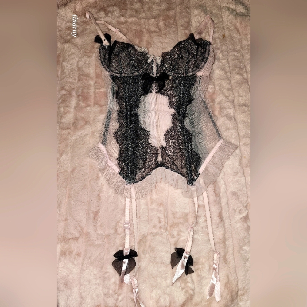 Victoria's Secret Elegant Black and Pale Pink Lace Bustier